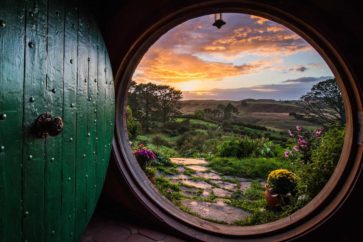 the-hobbiton-movie-set-is-one-of-the-biggest-tourist-attractions-in-new-zealand