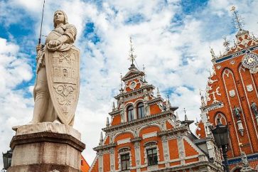 riga-latvia-house-of-blackheads-statue-close-up